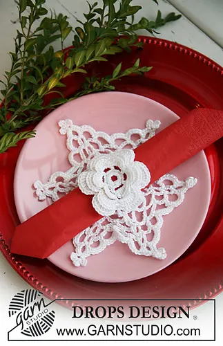 0-584 Crochet Christmas doily with serviette ring