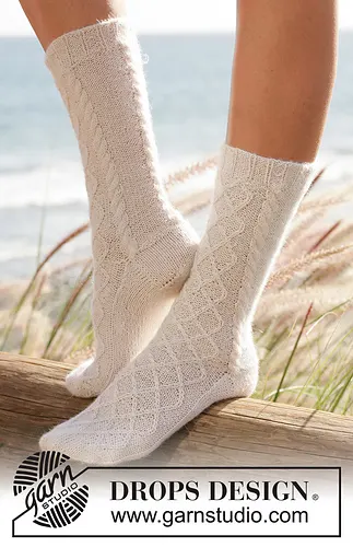 100-19 Socks with cable pattern