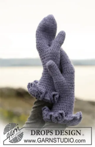 108-43 Crochet mittens with wavy border