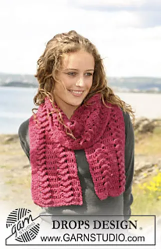 110-8 Crochet scarf with fan-pattern