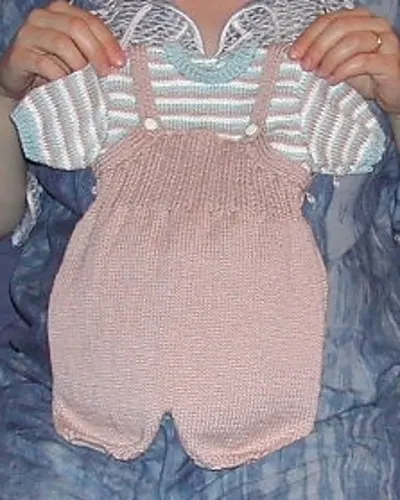 451 - Brassière, Pull, Salopette et Chaussons