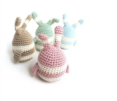 Conejito-huevo amigurumi