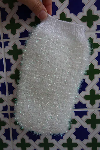 Exfoliating loofah glove