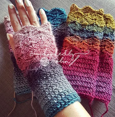 Fantail Stitch Fingerless Gloves