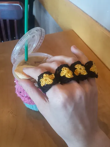Granny Punch 4 Finger Ring