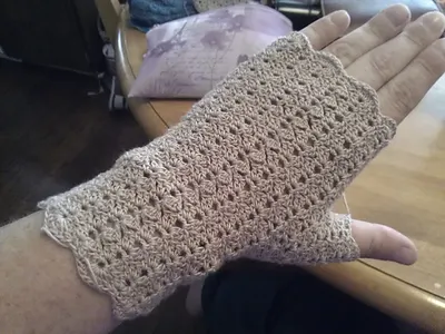 Gusset addition to crocheted gloves