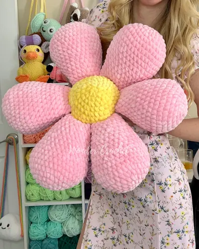 No-Sew Daisy Flower Pillow Free Crochet Pattern
