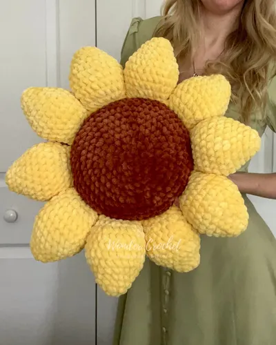 No-Sew Sunflower Pillow Free Crochet Pattern