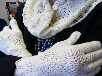 Plumes (Gloves and Neck Warmer)