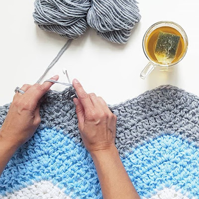Easy Chevron Blanket photo 2