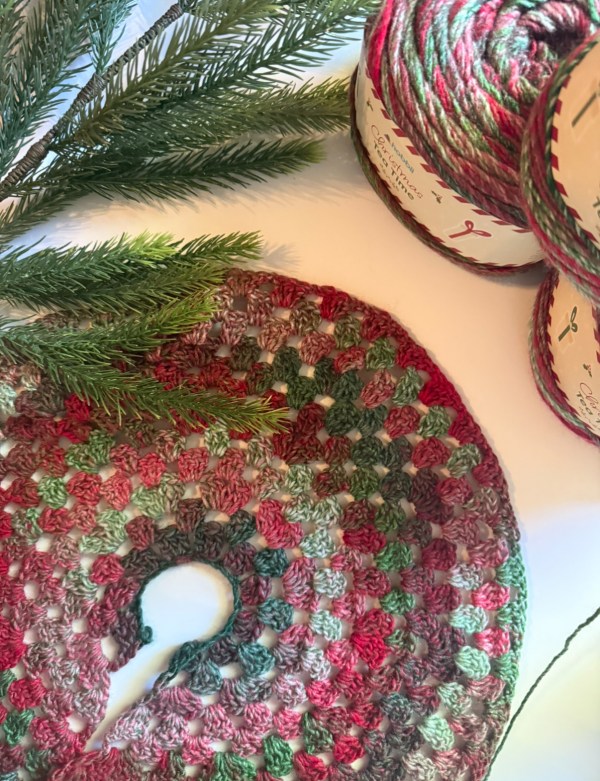 How to Crochet a Tree Skirt: Granny's Tree Skirt FREE PATTERN photo 4