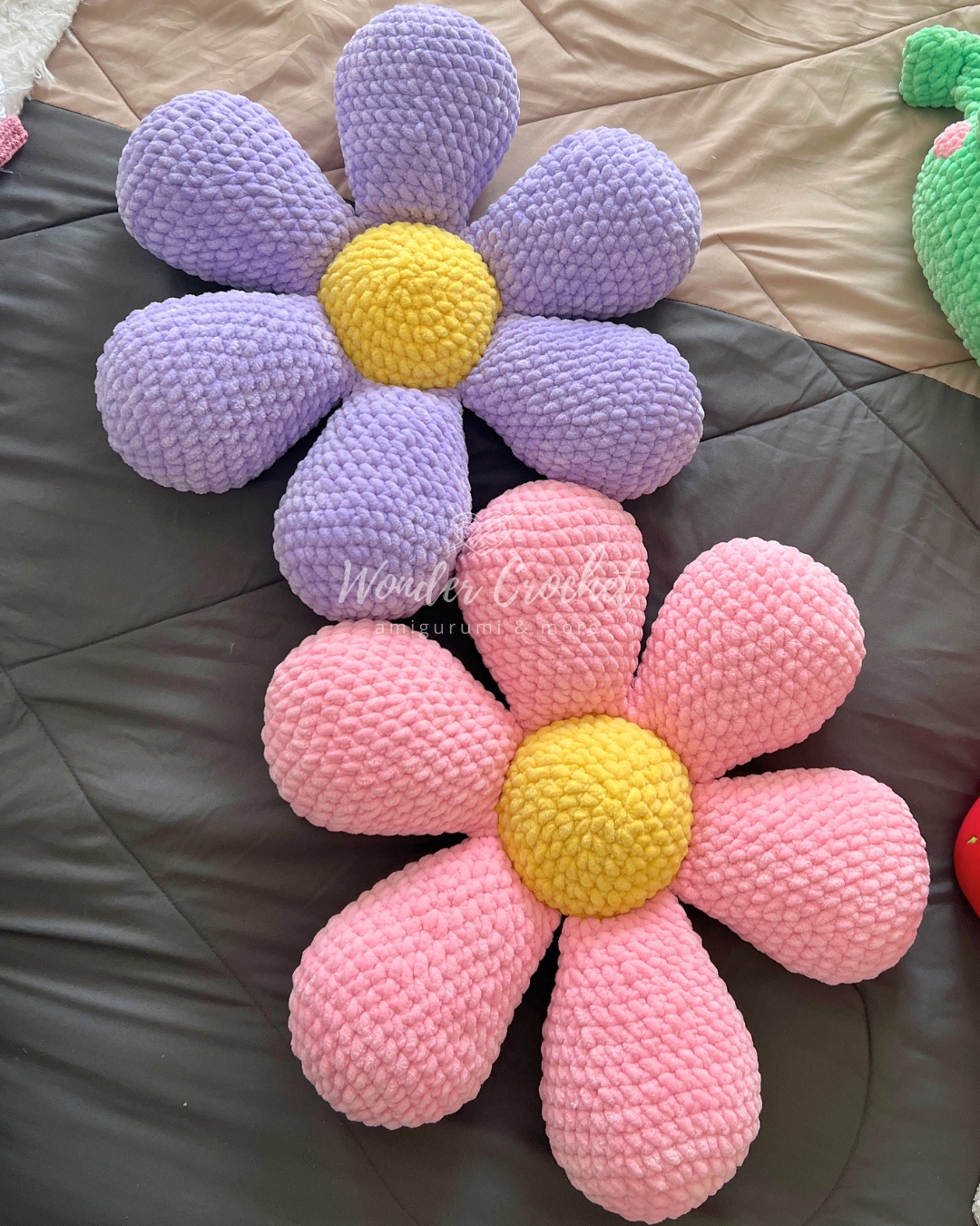No-Sew Daisy Flower Pillow Free Crochet Pattern photo 3