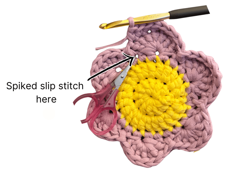 Free Crochet Pattern: Spring Flower Garland + Video Tutorial photo 7