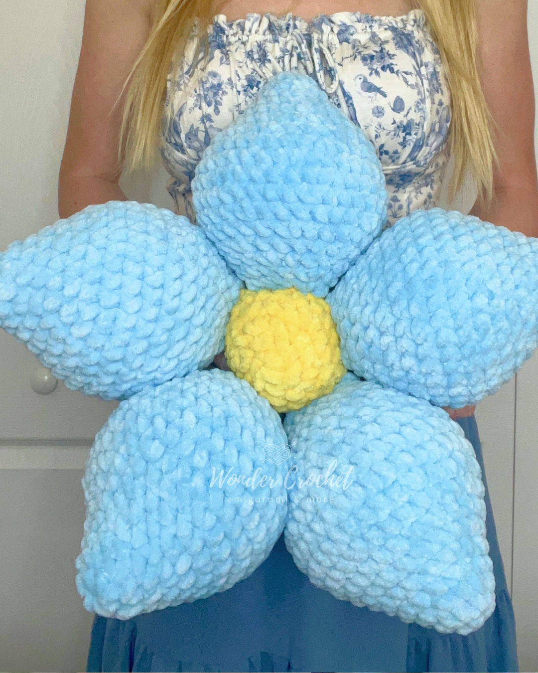 No-Sew Forget-Me-Not Pillow Free Crochet Pattern photo 2