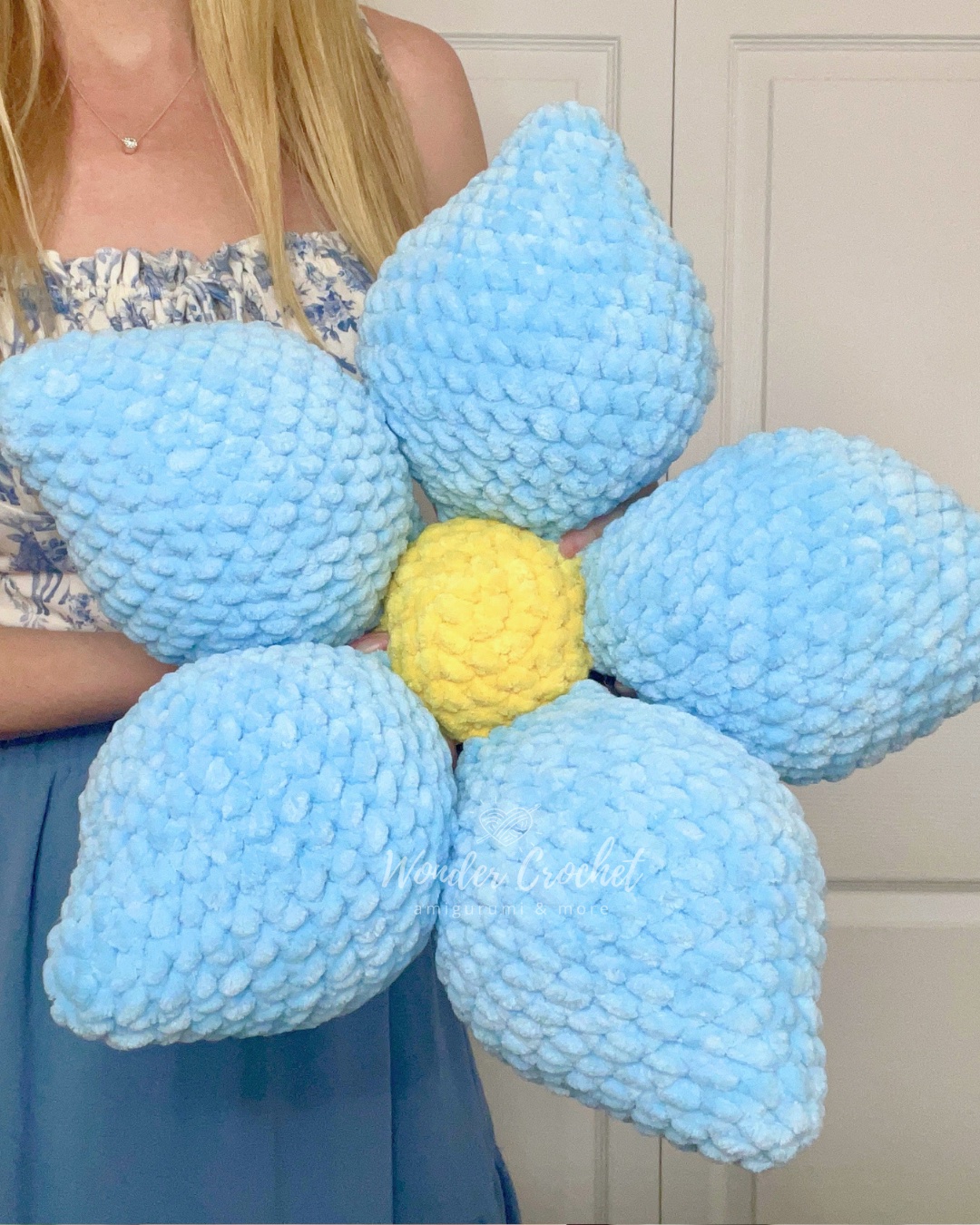 No-Sew Forget-Me-Not Pillow Free Crochet Pattern photo 1